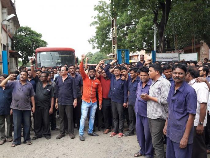 saramaika-taasa-kamai-kaelayaacayaa-vairaodhaata-esatai-kaamagaaraancai-naidarasanae | श्रमिक तास कमी केल्याच्या विरोधात एसटी कामगारांची निदर्शने saramaika-taasa-kamai-kaelayaacayaa-vairaodhaata-esatai-kaamagaaraancai-naidarasanae | श्रमिक तास कमी केल्याच्या विरोधात एसटी कामगारांची निदर्शने